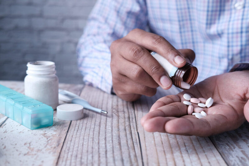 Hình ảnh uống thuốc nhiều loại viên