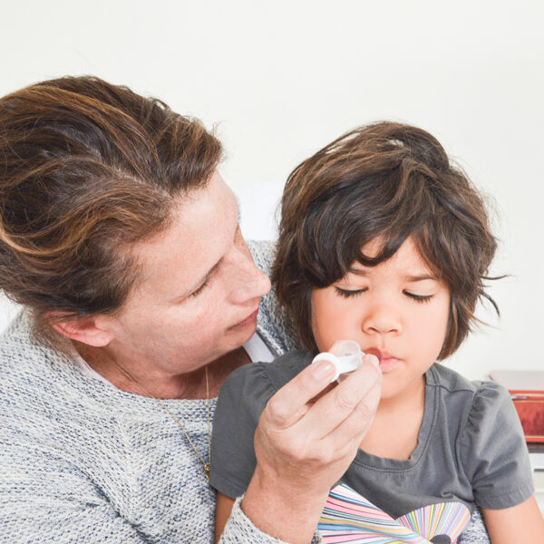 Hình ảnh uống thuốc siro cho trẻ em