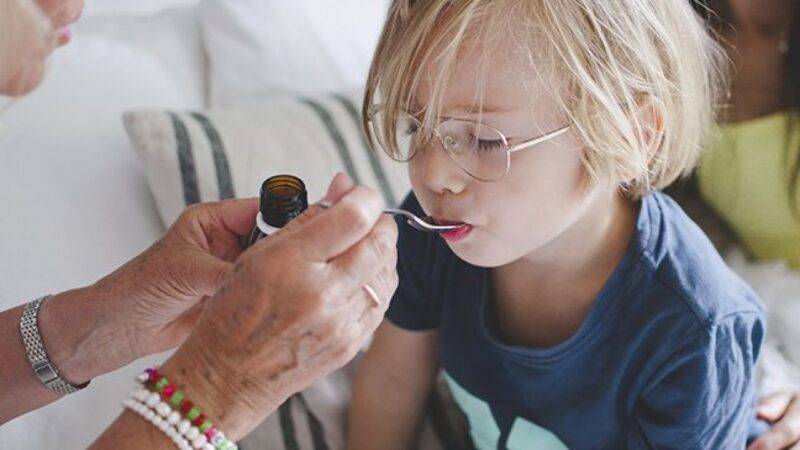 Hình ảnh uống thuốc trẻ em