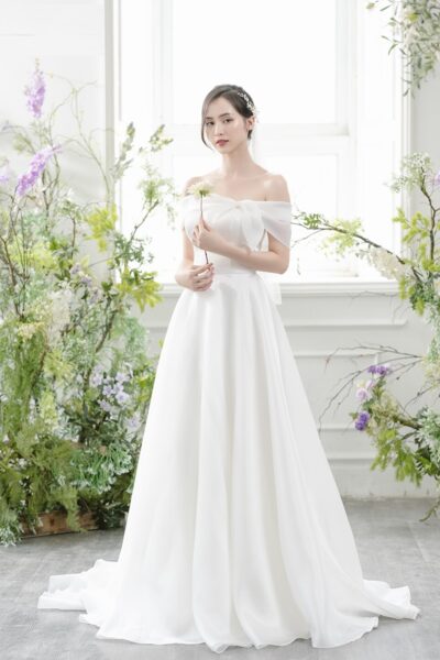 hình ảnh váy cưới thắt nơ vai màu trắng