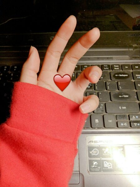 Hình bàn tay buồn áo đỏ