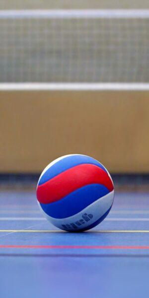 Hình bóng chuyền giữa sân