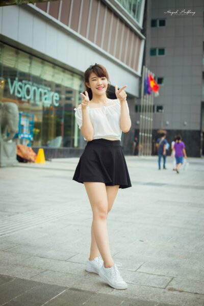 Hình gái xinh mặc váy xếp ly ngắn đẹp