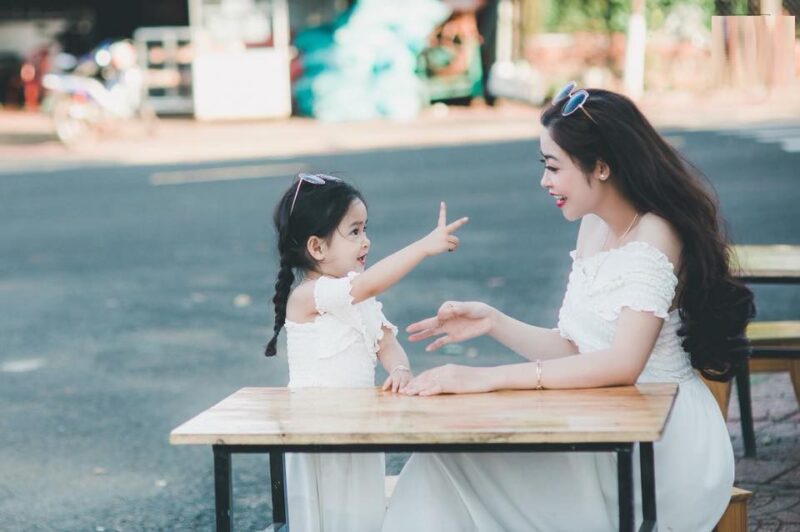 hình mẹ và bé gái
