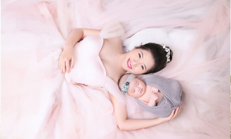 Hình mẹ và bé nền hồng