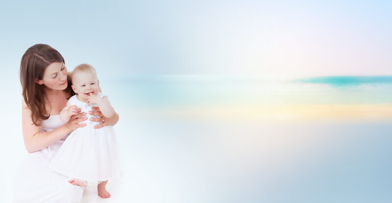 Hình mẹ và bé nền xanh