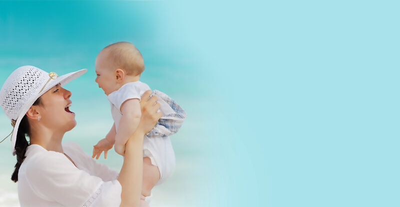 Hình mẹ và bé ngoài biển