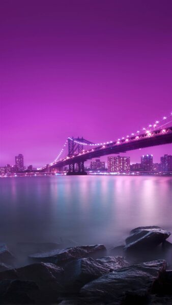 hình nền 4k cho điện thoại cây cầu bên thành phố với màu tím huyền ảo