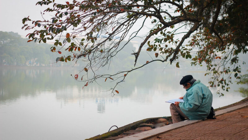 hình nền Hà Nội cụ già ngồi đọc sách bên hồ