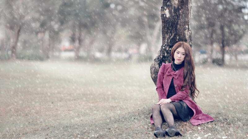 hình nền hot girl cho máy tính buồn giữa mùa đông tuyết rơi