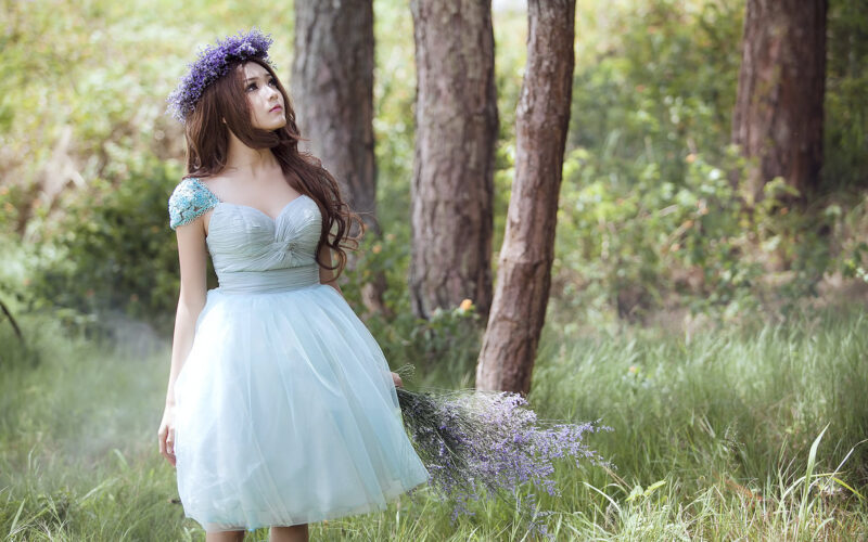 hình nền hot girl cho máy tính đầu đội vòng hoa lang thang trong khu rừng