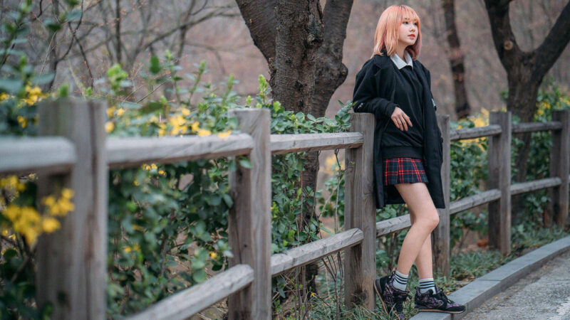 hình nền hot girl cho máy tính nữ sinh tạo dáng bên hàng rào gỗ