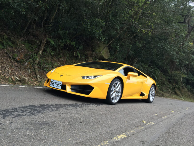 hình nền lamborghini Huracan vàng đậu bên đường dưới rừng cây