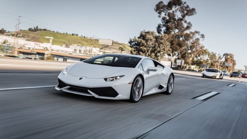 hình nền lamborghini màu trắng đang chạy trên đường