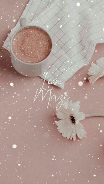 Hình nền màu nâu nhạt cùng ly cà phê, cánh hoa