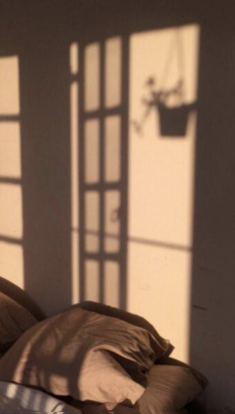 Hình nền màu nâu nhạt với khung cửa chiếc giường