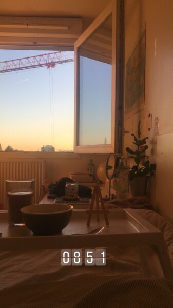 Hình nền màu nâu nhạt với khung giờ buổi sáng thơ mộng