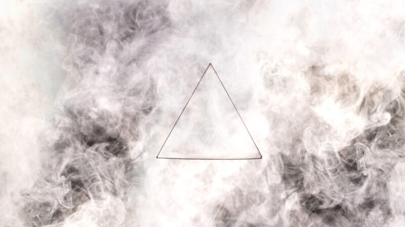 hình nền màu xám khói tam giác huyền ảo