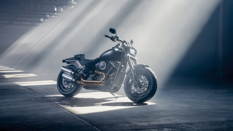 Hình nền Moto 4K dưới ánh nắng