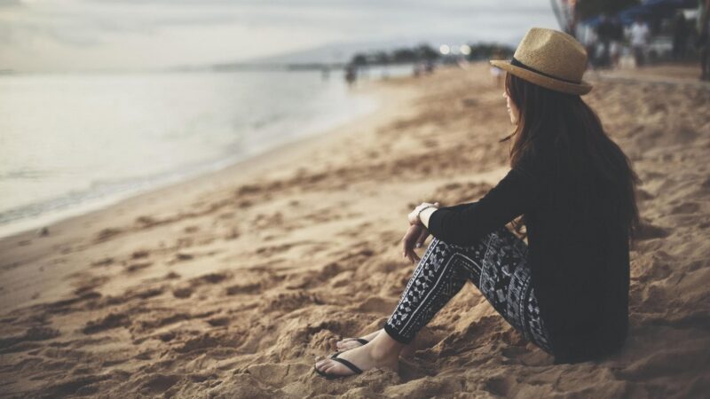 hình nền tâm trạng con gái ngồi trên bãi cát nhìn ra biển
