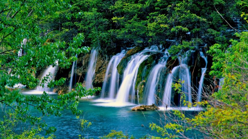 hình nền thác nước chảy xuống hồ trong xanh