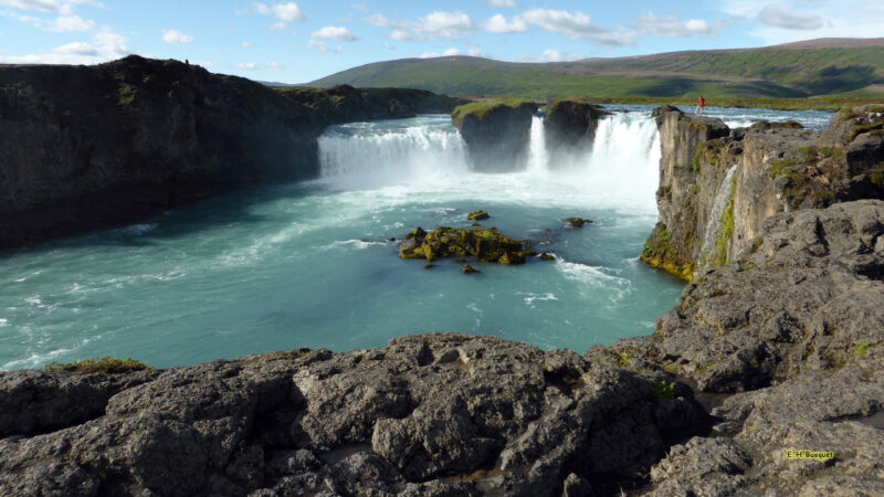 hình nền thác nước giữa núi đá