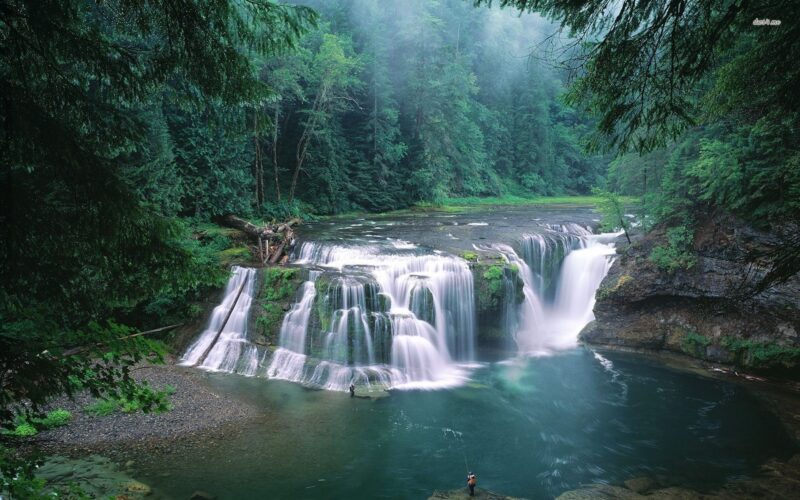 hình nền thác nước to lớn và con người nhỏ bé