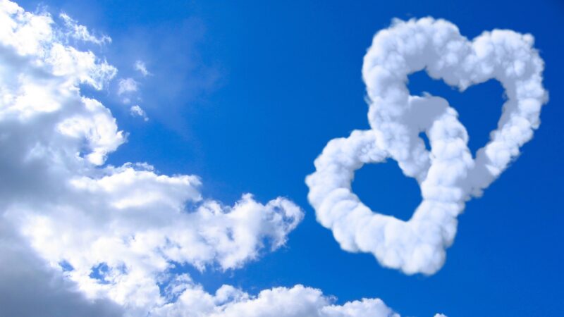 hình nền trái tim đẹp được tạo từ mây trắng trên trời