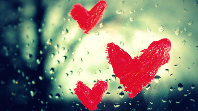 hình nền trái tim đẹp được tô bằng son trên cửa kính sau cơn mưa
