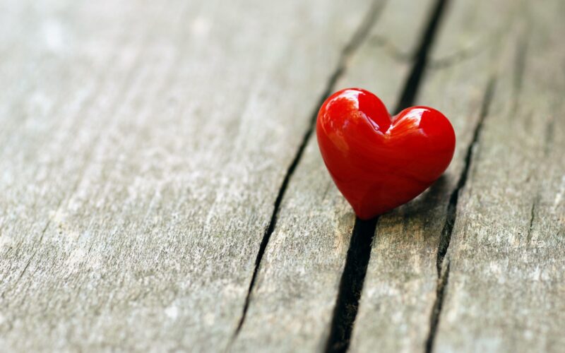 hình nền trái tim đẹp nằm trên khe gỗ