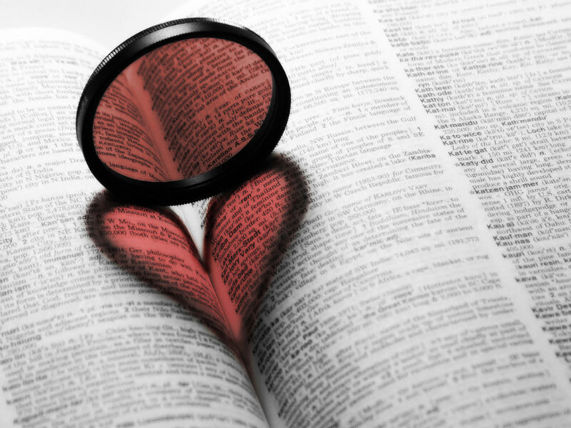 hình nền trái tim đẹp tạo hình từ ống kính và quyển sách