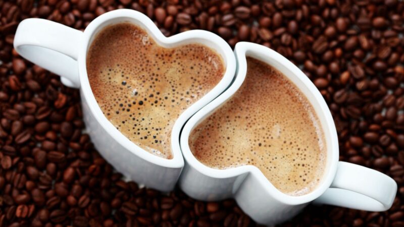 hình nền trái tim đẹp từ hai ly cà phê