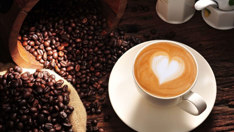 hình nền trái tim đẹp từ ly cà phê cabuchino