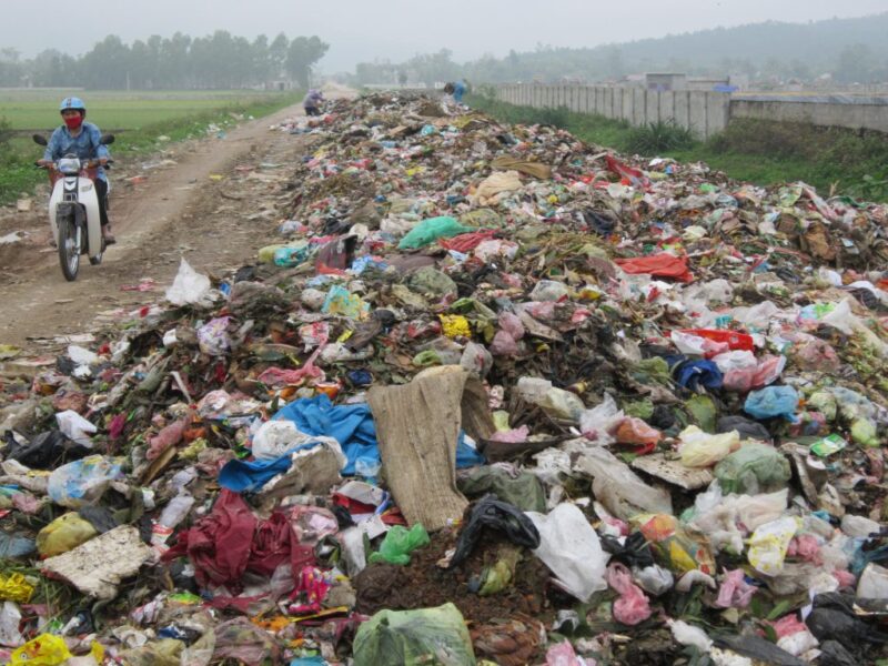 Hình ô nhiễm môi trường đất do rác thải chất đống