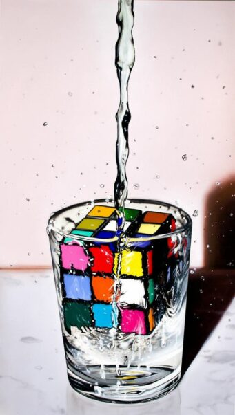 Rubiks Figur in einem Glas Wasser