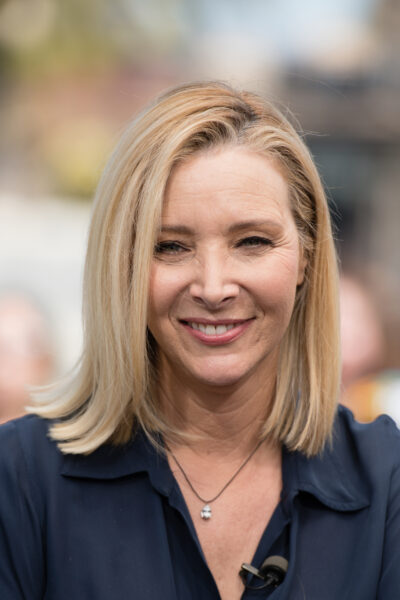 Lisa Kudrow Visits Extra