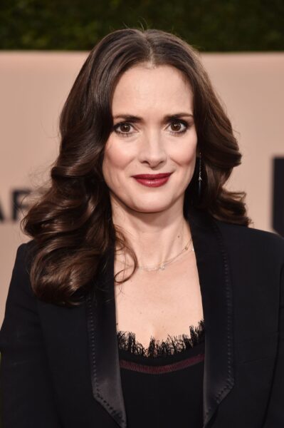 Kiểu tóc đẹp cho phụ nữ tuổi 50 xoăn ngang vai