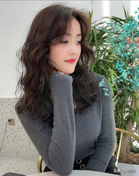 Kiểu tóc đẹp cho phụ nữ tuổi 50 xoăn nước