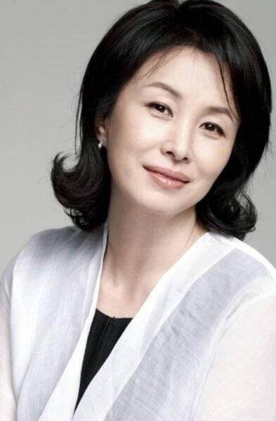 Kiểu tóc đẹp cho phụ nữ tuổi 50 xoăn ra ngoài