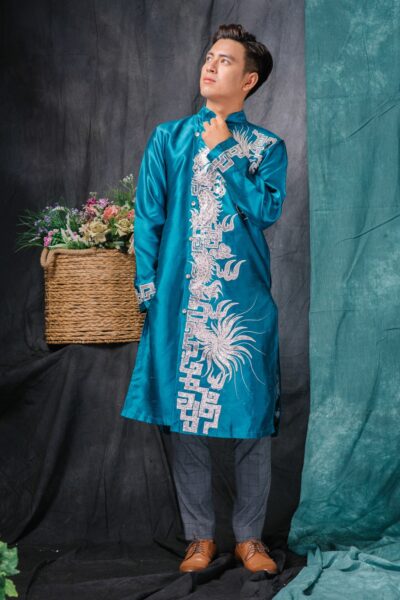 mẫu áo dài cách tân cho nam màu xanh viền bạc