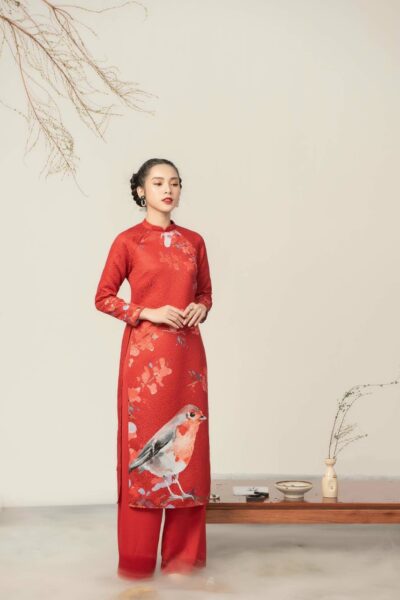 Mẫu áo dài cách tân màu đỏ có họa tiết