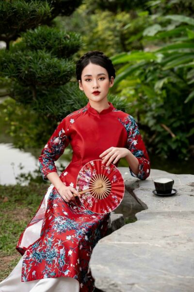 Mẫu áo dài cách tân màu đỏ đô