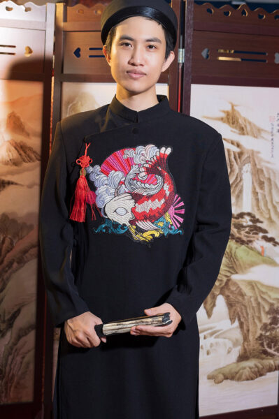 Mẫu áo dài cách tân nam giới màu đen có họa tiết