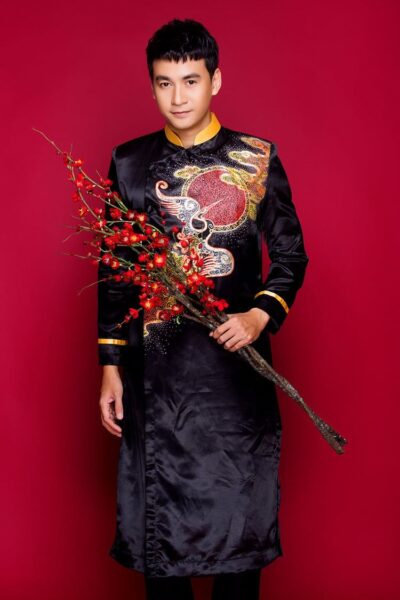 Mẫu áo dài cách tân nam giới màu đen viền vàng