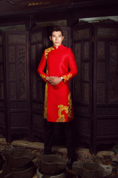 Mẫu áo dài cách tân nam giới màu đỏ phối vàng