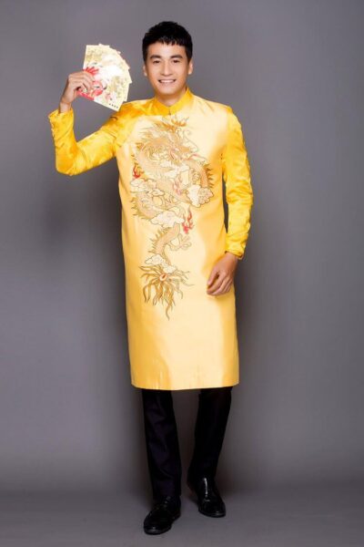 Mẫu áo dài cách tân nam giới màu vàng