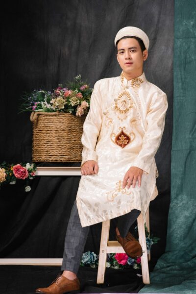 Mẫu áo dài cách tân nam giới màu vàng kem