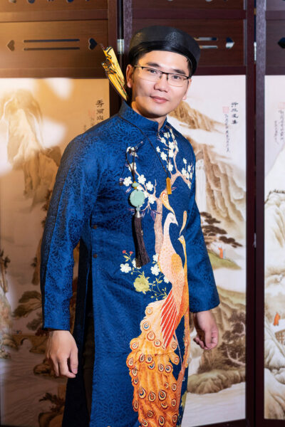 Mẫu áo dài cách tân nam giới xanh vàng