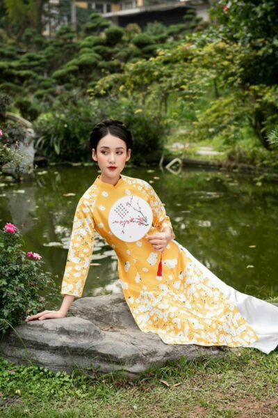 Mẫu áo dài cách tân vàng phối trắng