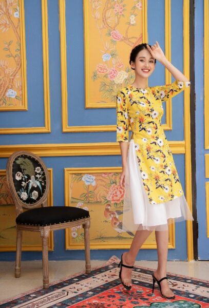 Mẫu áo dài cách tân vàng phối váy trắng